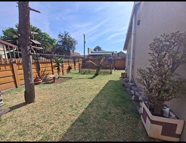 4 BEDROOM FREEHOLD FOR SALE IN VAN DYK PARK